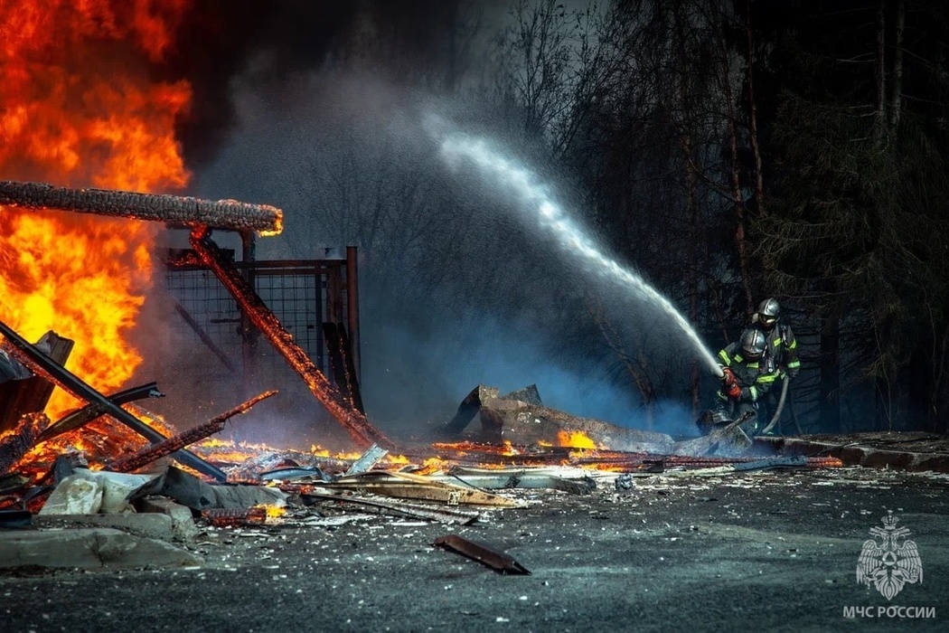 В Аксарке огонь уничтожил жилую трехэтажку: фото с места ЧП