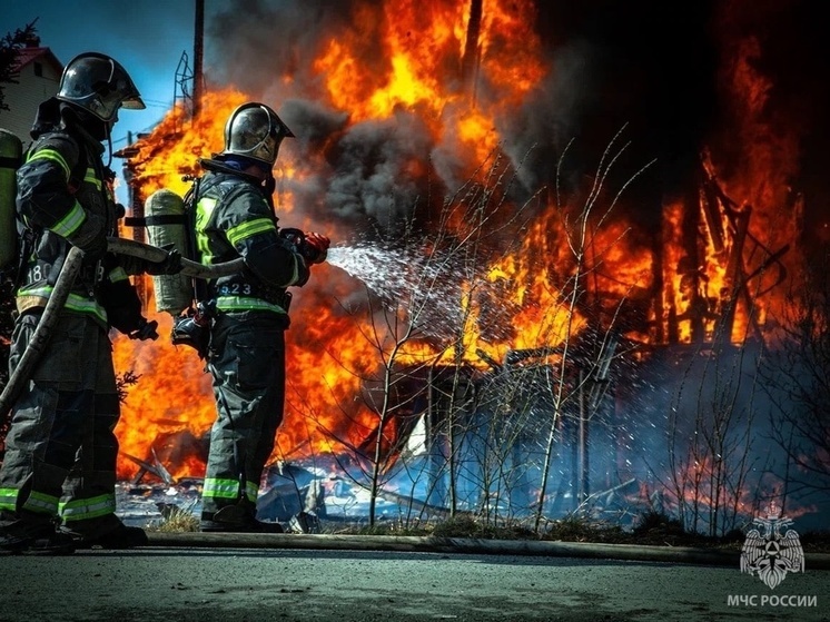 Жилой дом загорелся утром 26 мая в микрорайоне Юбилейном в Аксарке. Огонь полностью уничтожил трехэтажку, к счастью, обошлось без жертв и пострадавших