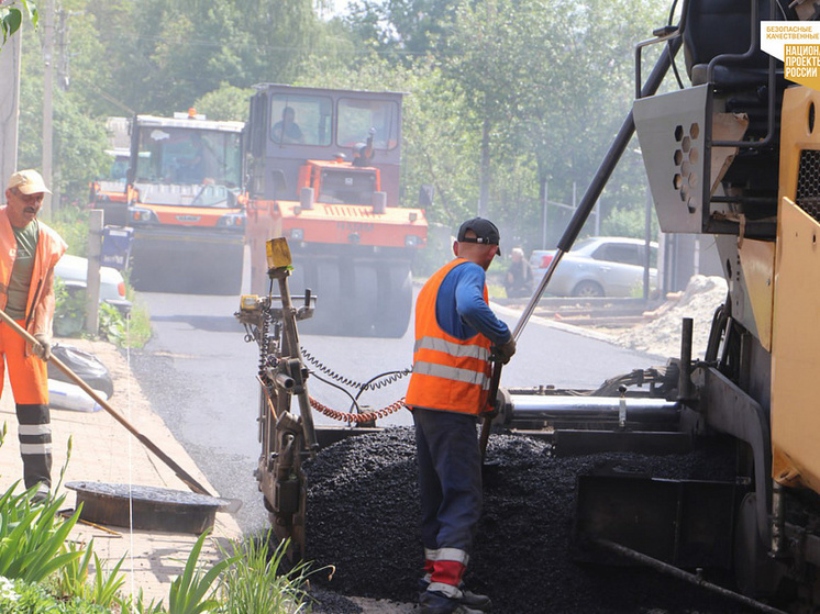 В Курске на улице Планерной продолжают ремонт дороги с заменой 42 люков