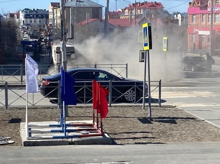 В Салехарде будут поливать дороги при уборке после массовых жалоб на облака пыли