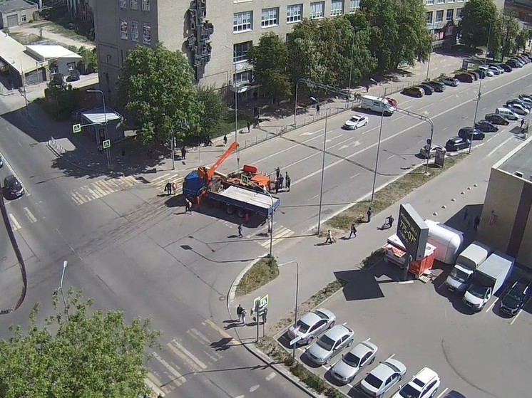 Машина для уборки опрокинулась в Пскове на перекрестке