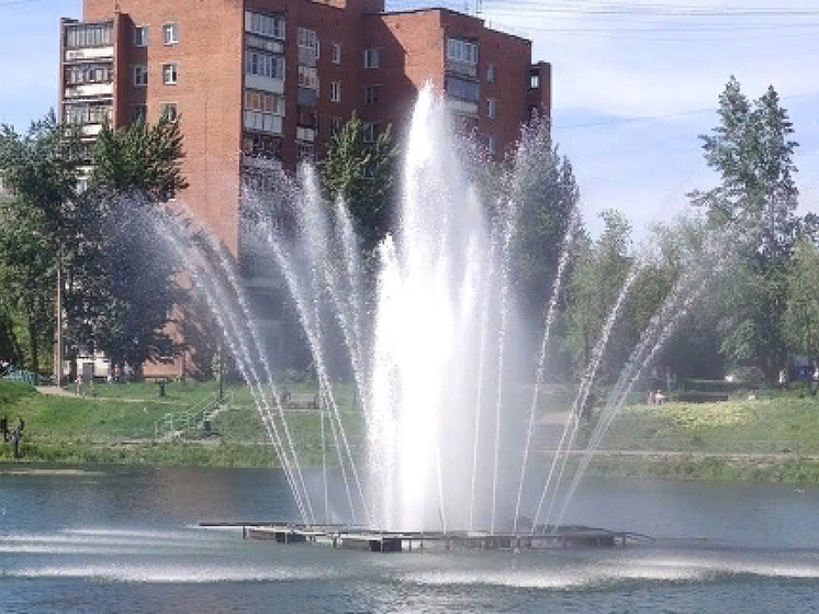 В Челябинске на пруду Девичьи слезы запустили фонтан