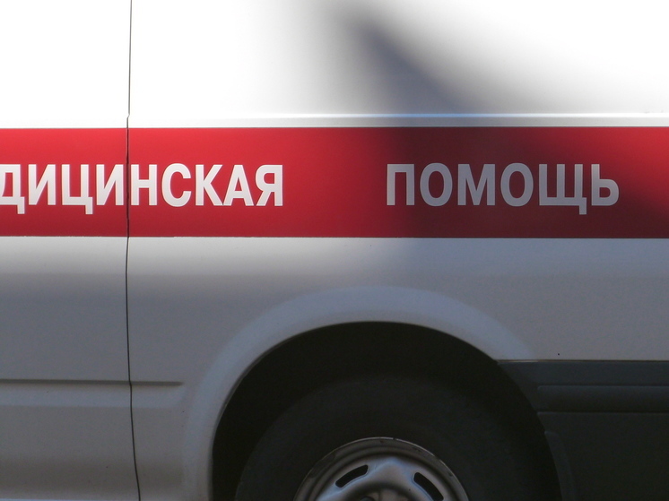 Истекающего кровью петербуржца увезли в больницу с остановки на проспекте Большевиков