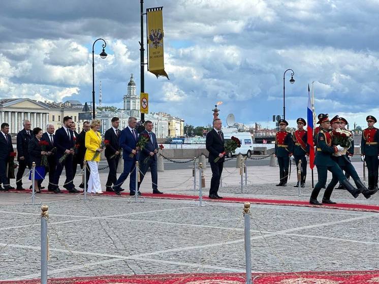 Вице-губернатор Поляков возложил цветы к подножию Медного всадника в День города