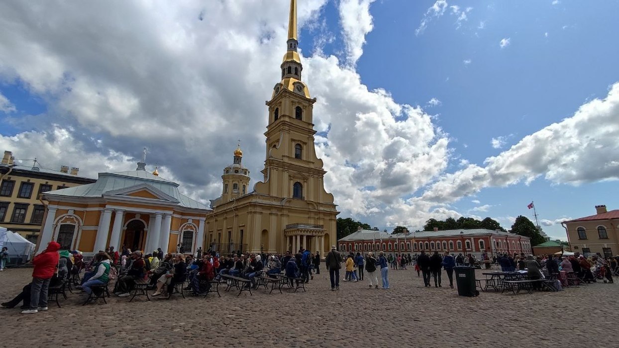 Центральная аллея Петропавловской крепости