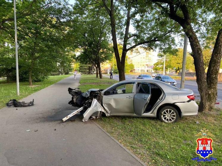 В центре Калининграда пьяный водитель въехал в дерево