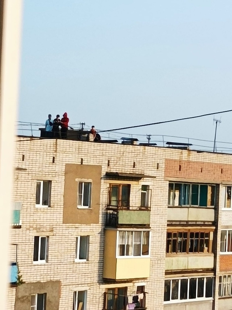 В Тверской области дети бегали по крыше пятиэтажного дома и ломали антенны