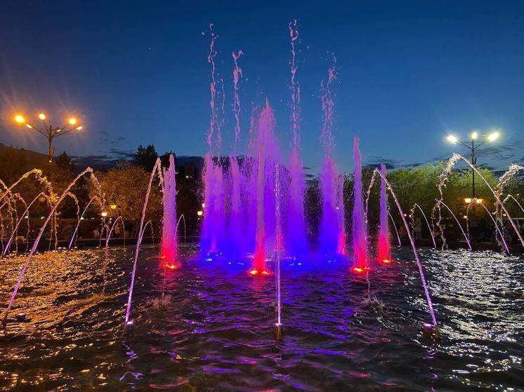 Светомузыкальный фонтан запустили перед Днем города на площади в Чите
