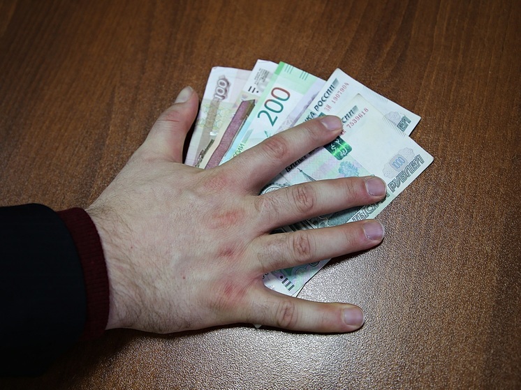 В Тверской области мужчина забрал из банкомата чужие деньги