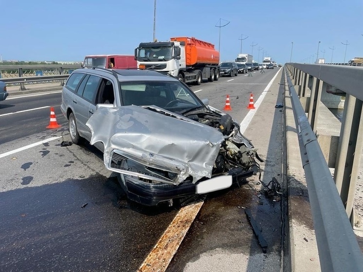 На Южном обходе девушка на Mercedes врезалась в отбойник