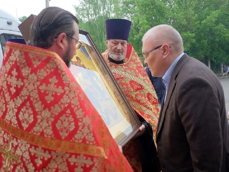 Ковчег с мощами Георгия Победоносца доставили в кафедральный собор города Кирова