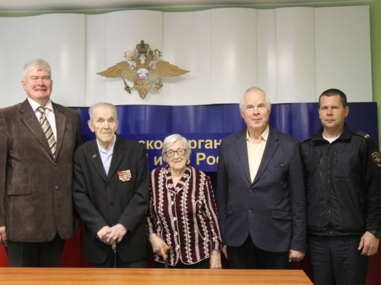 В Архангельске сотрудники полиции организовали экскурсию для ветерана МВД