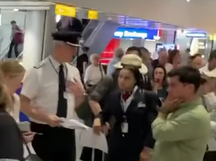  В аэропортах Великобритании из-за "деликатной ситуации" возникли многочасовые очереди