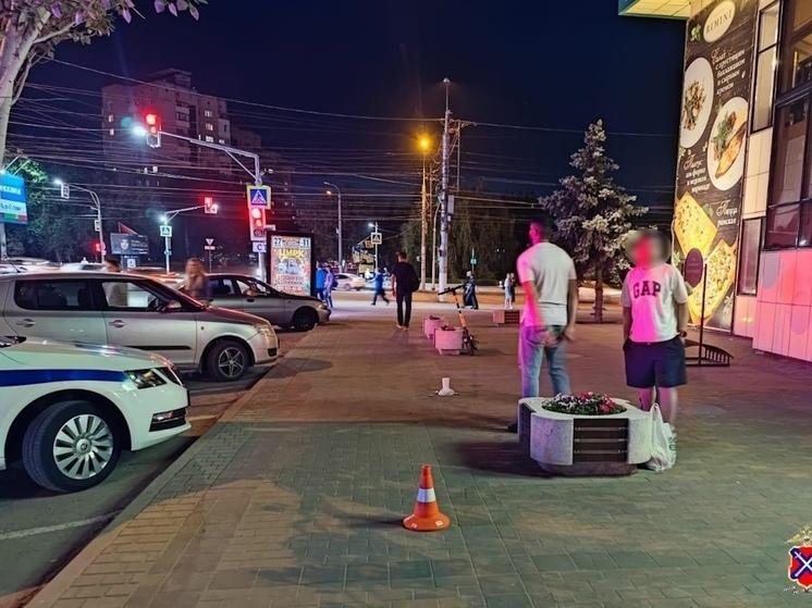 В Волгограде молодой человек на самокате снес 52-летнюю женщину