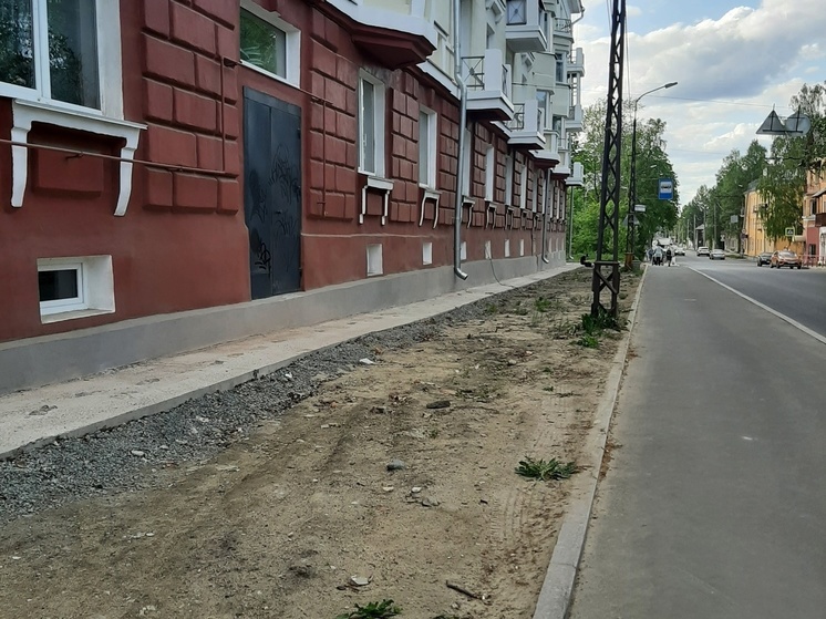 В результате ремонта фасада дома в Петрозаводске уничтожили газон