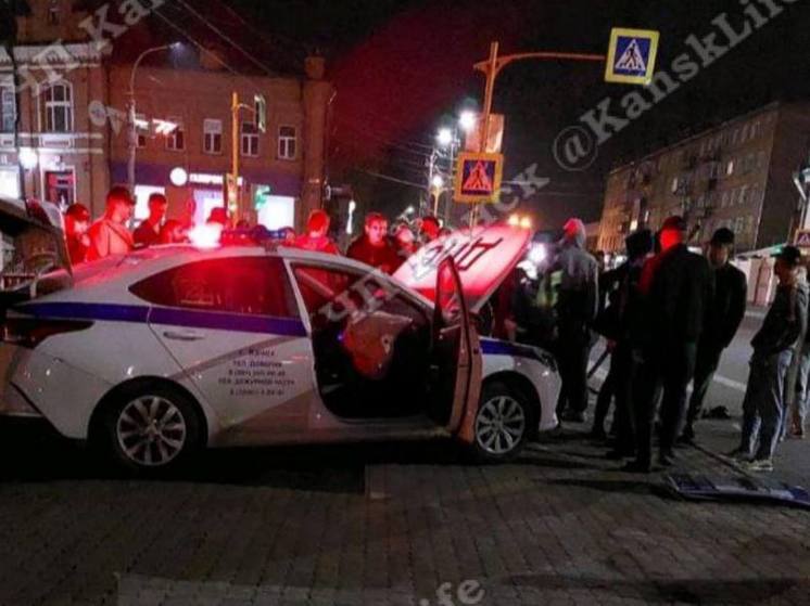 В Красноярском крае в ночном ДТП пострадала полицейская машина
