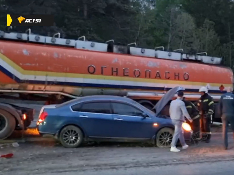 В Новосибирске фура с надписью «Огнеопасно» влетела в столб на Бердском шоссе