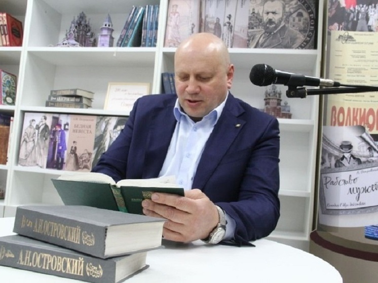 Мэр Омска Шелест принял участие в «Марафоне чтения»