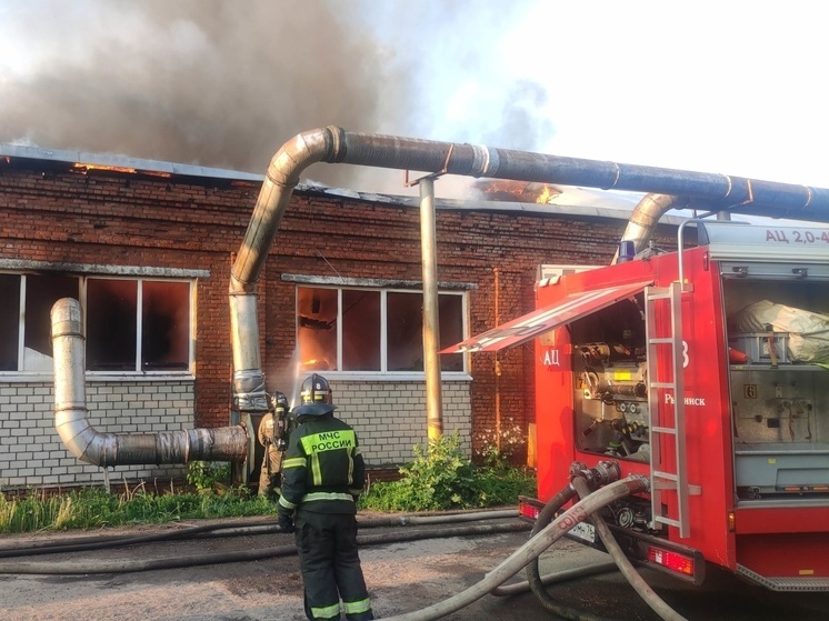 В Рыбинске тушили пожар на старинной мебельной фабрике
