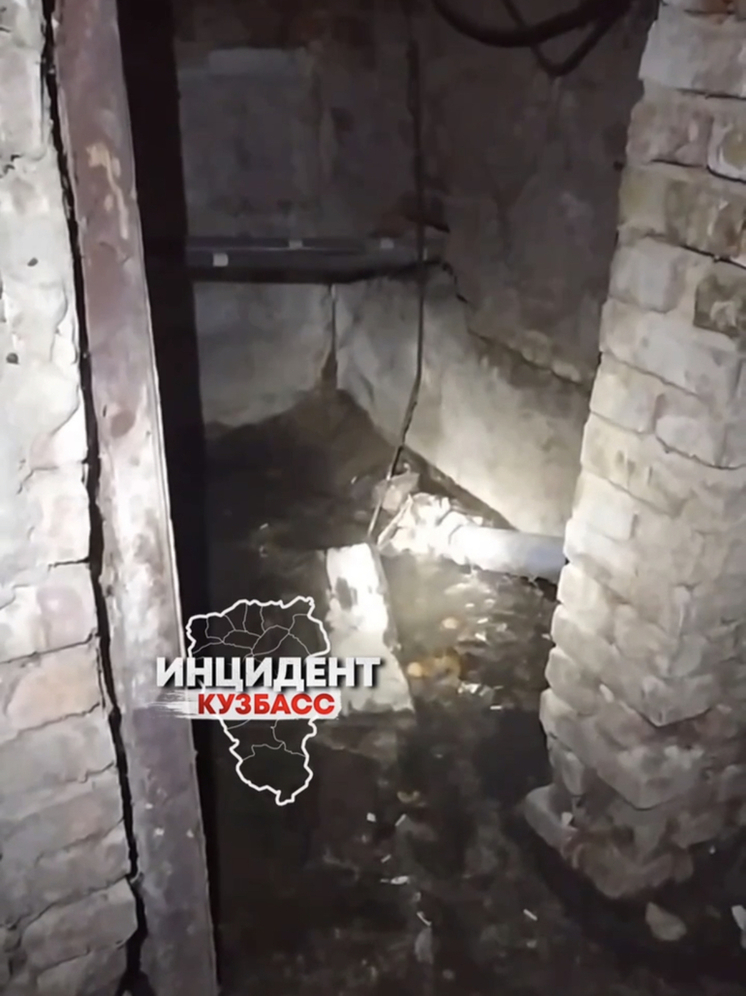 «Река канализации» затопила подвал малоэтажки в кузбасском городе