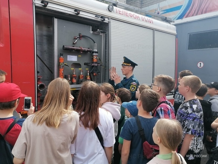 Огнеборцы провели экскурсию для добровольных юных пожарных в Архангельске