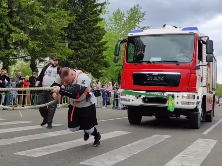 Пожарную машину весом 15 тонн протащил рекордсмен на соревнованиях в Чите