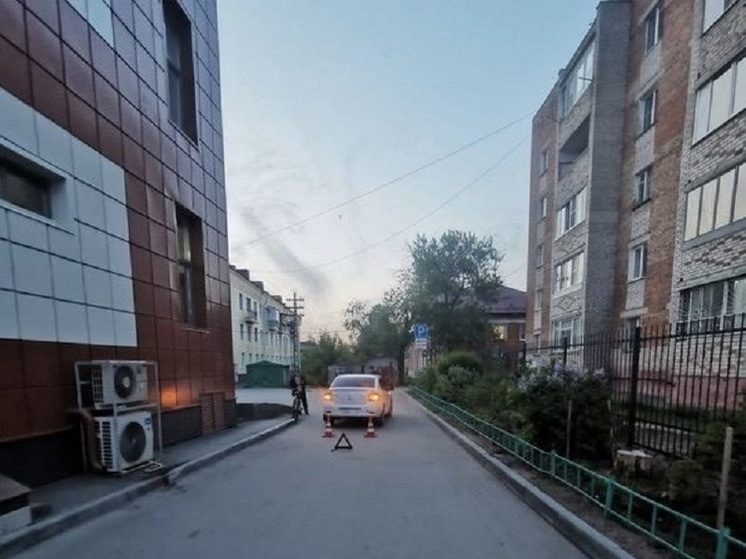 Юный велосипедист пострадал в аварии во дворе Омска