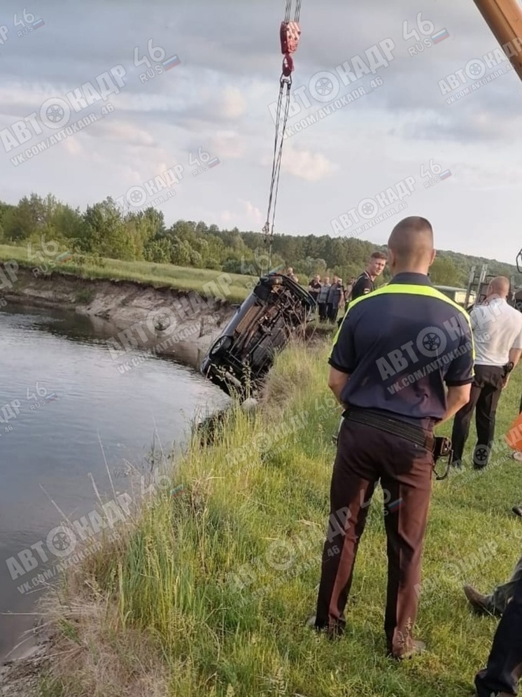 В Курской области из реки подняли автомобиль с двумя погибшими
