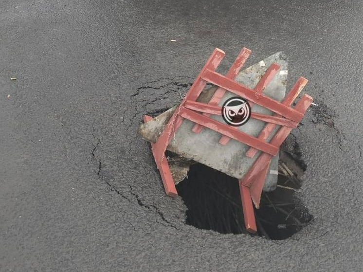 В Пензе на улице Кирова автобус провалился в опасную яму
