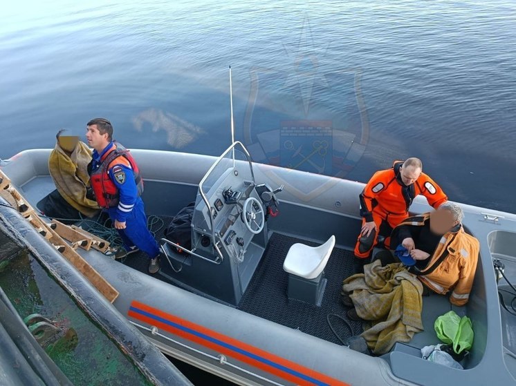 Лодка с двумя мужчинами перевернулась в Приозерском районе