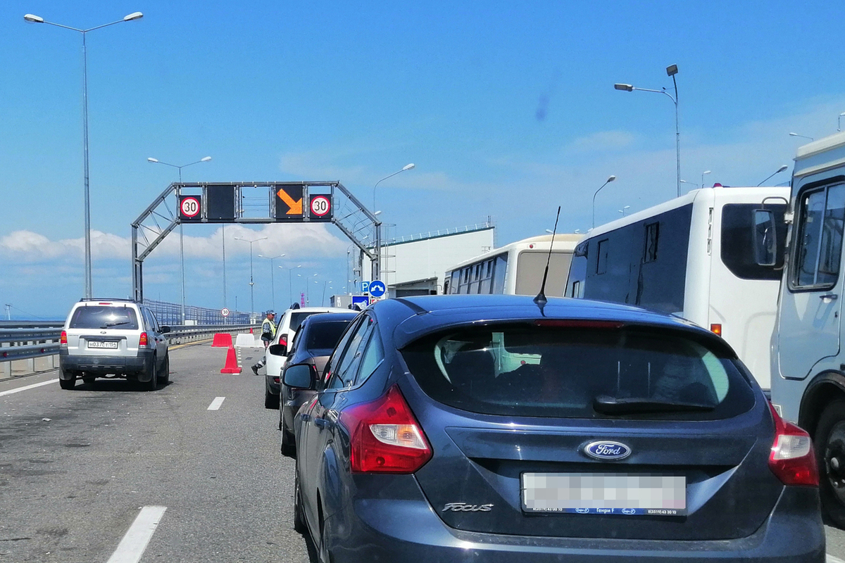Checking transport on the Crimean bridge put on stream: what awaits tourists