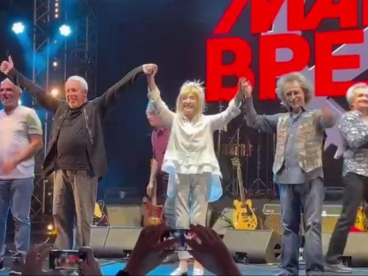 Народная артистка СССР Алла Пугачева пришла на концерт группы "Машина времени" в Израиле