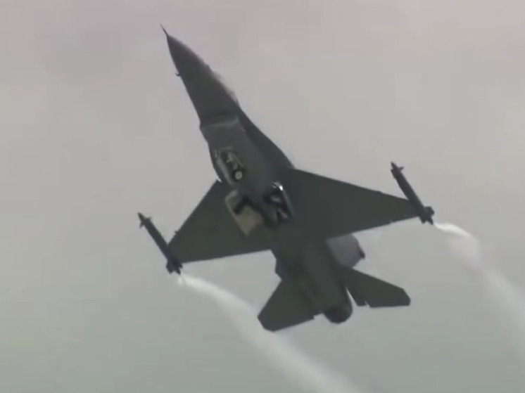 Bloomberg: F-16 окажутся слишком уязвимы на Украине перед российскими ракетами