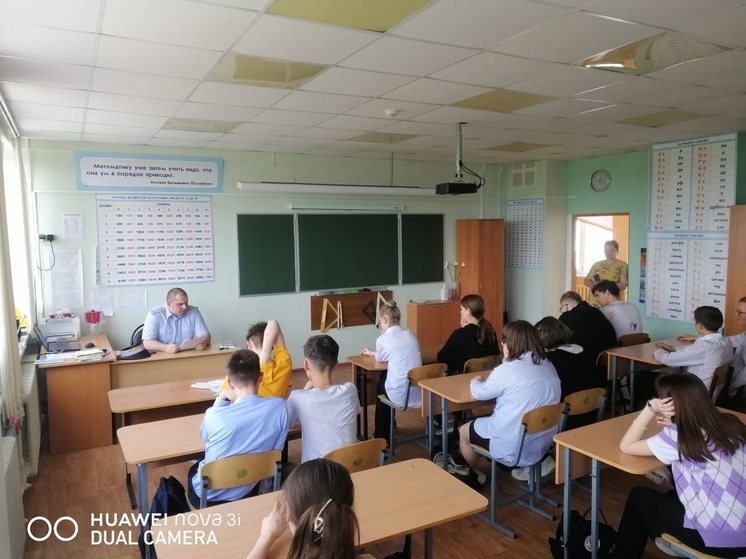 Сотрудник ГИБДД провёл беседу со старшеклассниками школы №32 в Солотче