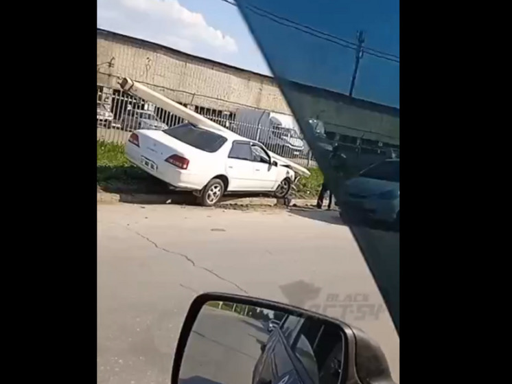 В Новосибирске иномарка оборвала ЛЭП при столкновении со столбом