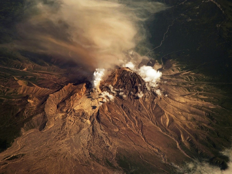 Вулкан Шивелуч на Камчатке выбросил столб пепла на высоту 3500 метров