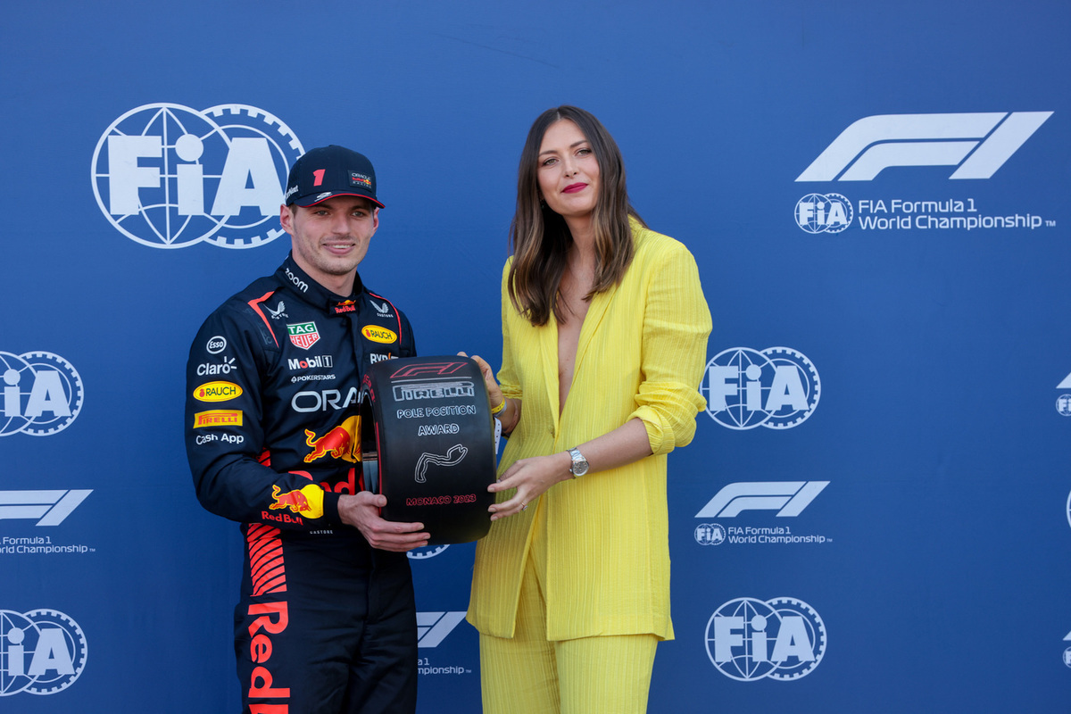 Шарапова вручила Ферстаппену приз за победу в квалификации Гран-при Монако