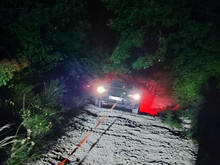 Новороссийские спасатели помогли отдыхающим, застрявшим на машине в лесополосе