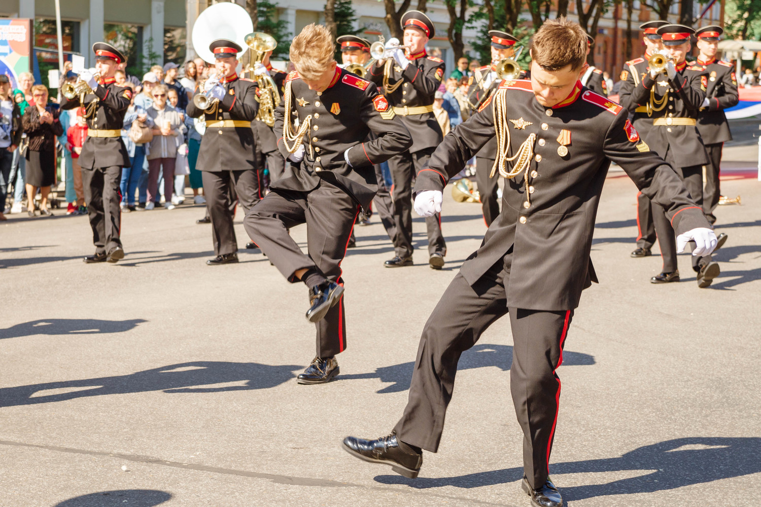  Марш-парад оркестров «Амурских волн - 2023» прошагал по главной улице Хабаровска: фото