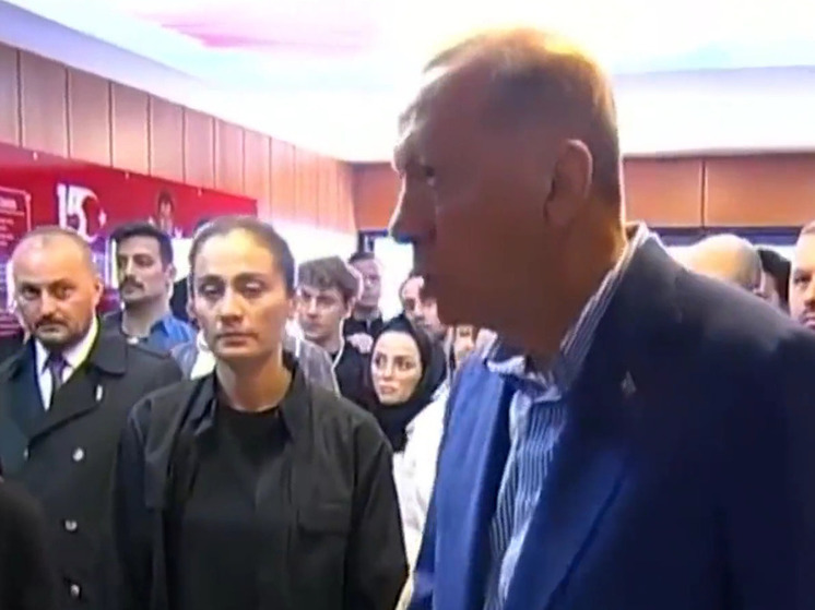 На видео попало недовольство Эрдогана из-за окрика неизвестного на избирательном участке