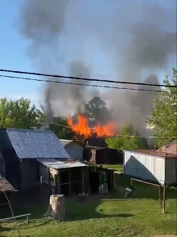 В поселке Тверской области горит дом