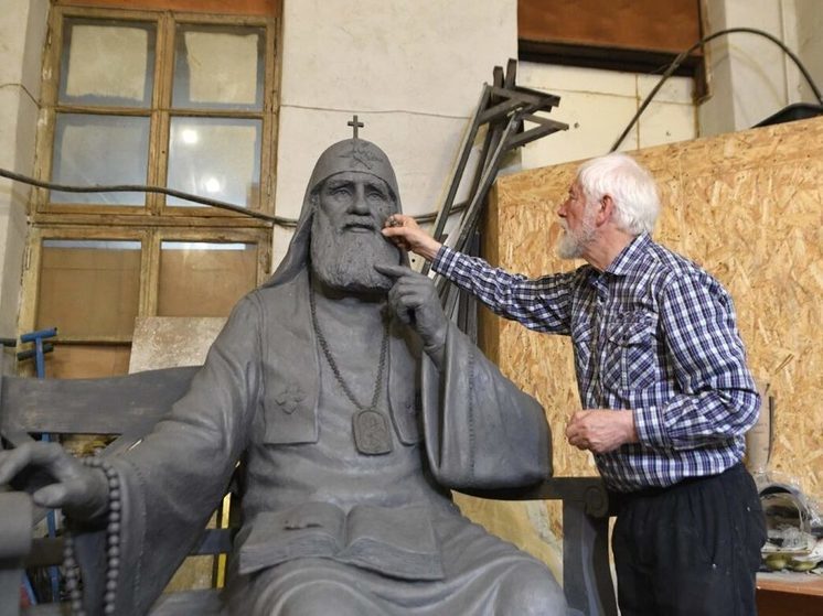 Заслуженный скульптор России изготавливает памятник Патриарху Тихону, который установят в Торопце