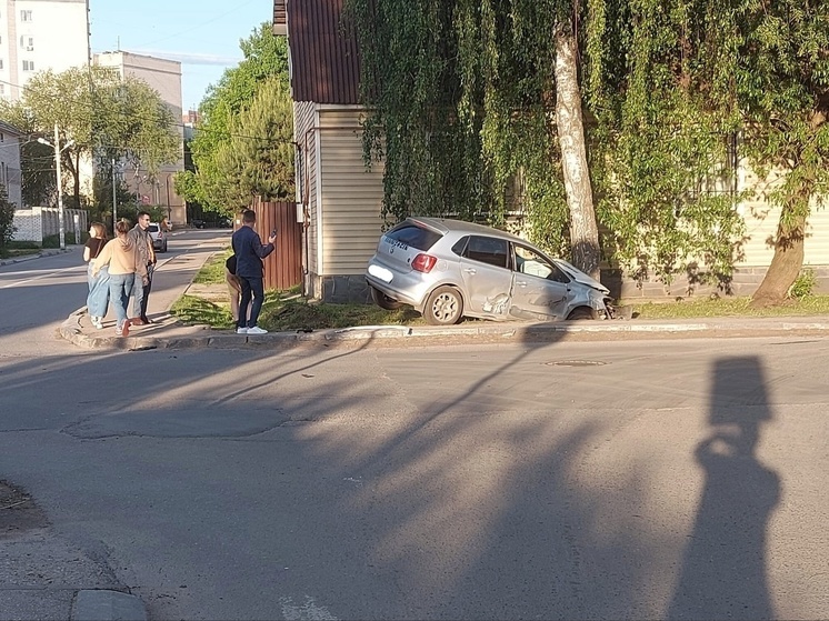 В Твери иномарка врезалась в дерево после столкновения с BMW