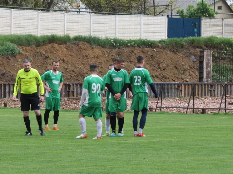 Во второй лиге чемпионата Симферопольского района по футболу сохраняется двоевластие