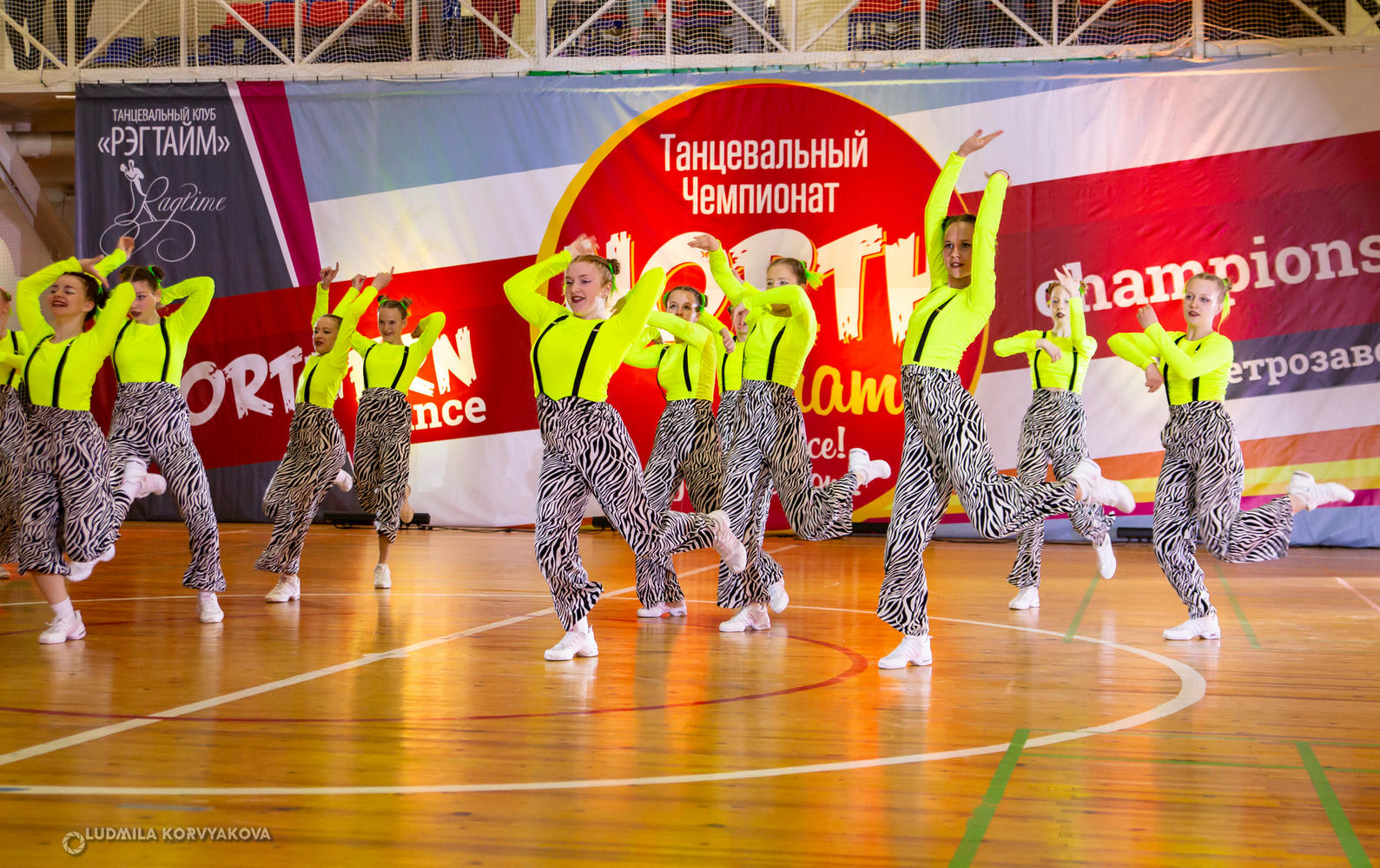 Яркие улыбки и движения участников танцевального чемпионата в Карелии впечатляют