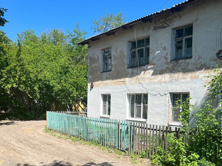 Омская прокуратура добилась требования расселить аварийный дом на грани обрушения