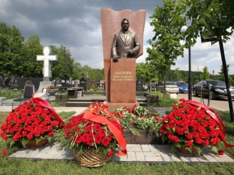 Губернатор Томской области открыл памятник Егору Лигачёву в Москве