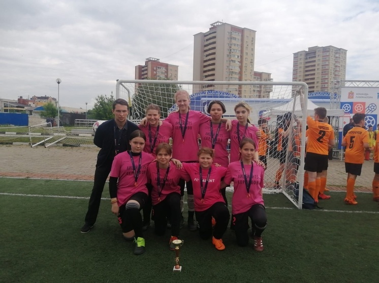 Футболистки из Серпухова завоевали медаль на соревнованиях «Кожаный мяч»