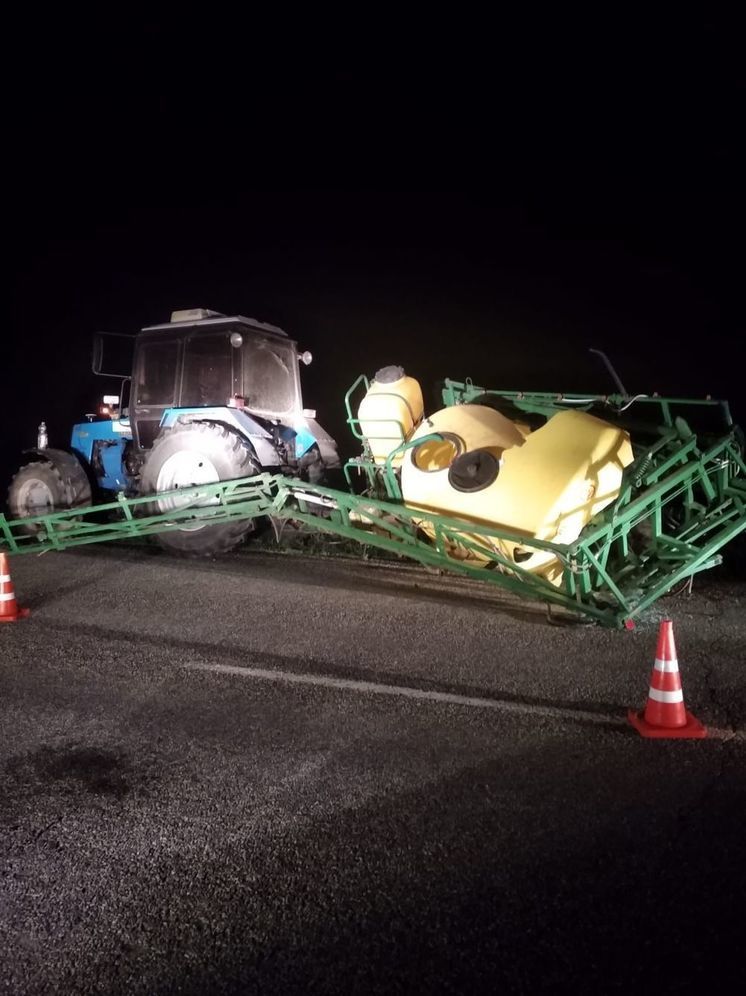 На Ставрополье иномарка протаранила трактор: пострадали 3 человека