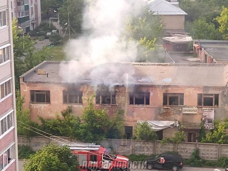 В Пензе произошёл взрыв и пожар в заброшенном здании в Арбеково